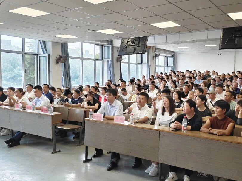 世界杯
成功召开2025级新生家长会